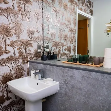2 Bed In Leeds Centre Apartment